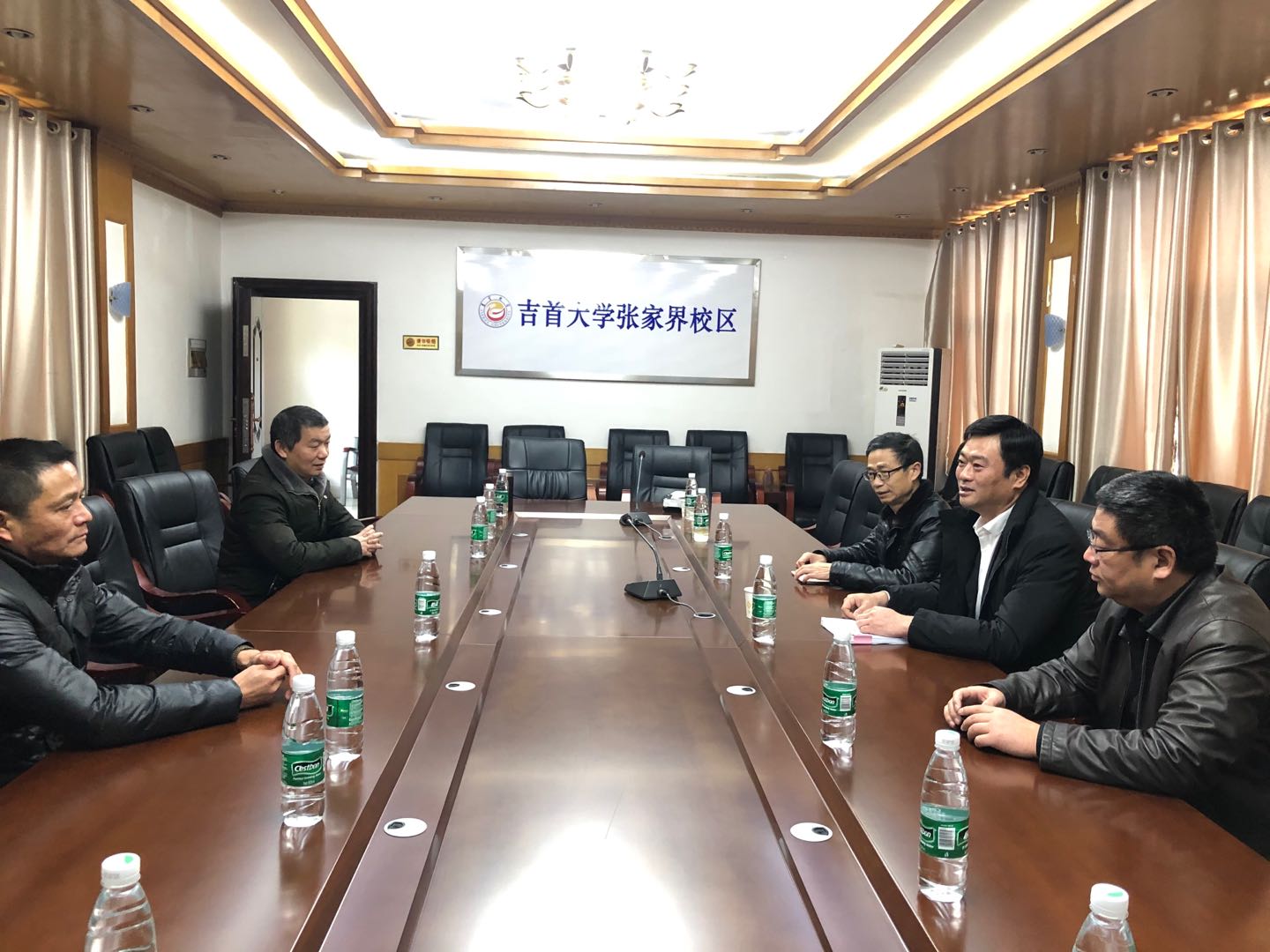 1月14日 王绯发副校长慰问看望张家界校区困难职工2.jpg
